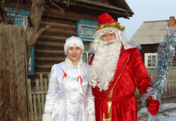 201224-1-00-santa-claus-and-snow-maiden-on-olkhon